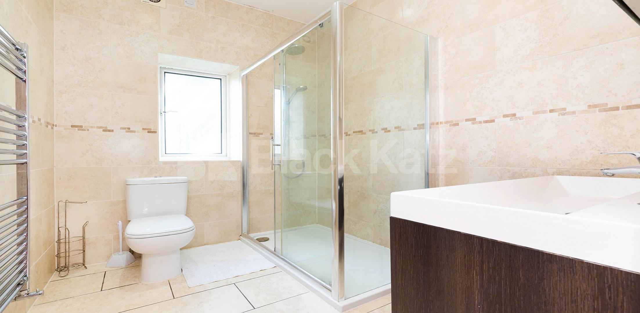 			4 BED GARDEN FLAT, 4 Bedroom, 1 bath, 1 reception Flat			 Digby Cresent, Finsbury park / Arsenal